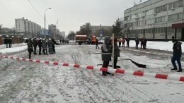 Видео провала грунта в Москве, из-за которого перекрыта Ферганская улица