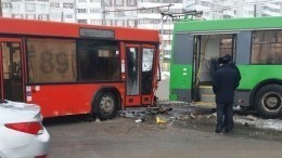 Жуткое столкновение автобуса и троллейбуса в Казани попало на видео