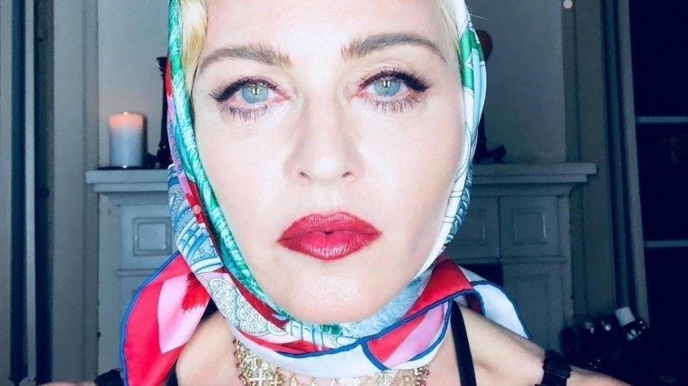 Видео: Папарацци сняли Мадонну с «восковым» лицом после пластической операции
