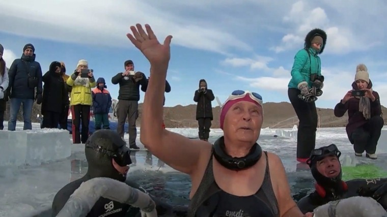 Видео: 77-летняя пенсионерка проплыла подо льдом Байкала