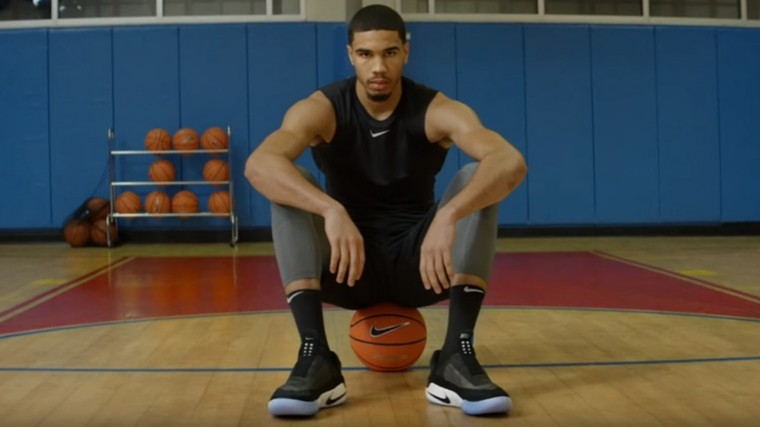 Видео: В Nike изобрели самозашнуровывающиеся кроссовки