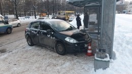 Видео: Иномарка протаранила остановку в Петербурге — есть пострадавшие