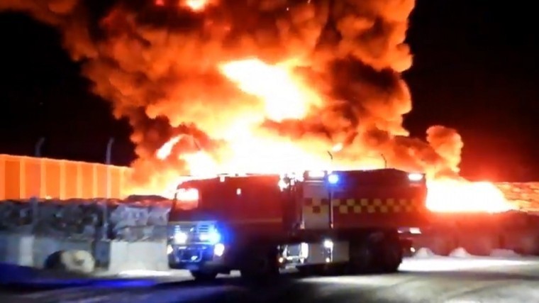 Видео: Мощный пожар произошел на заводе по переработке мусора в Швеции