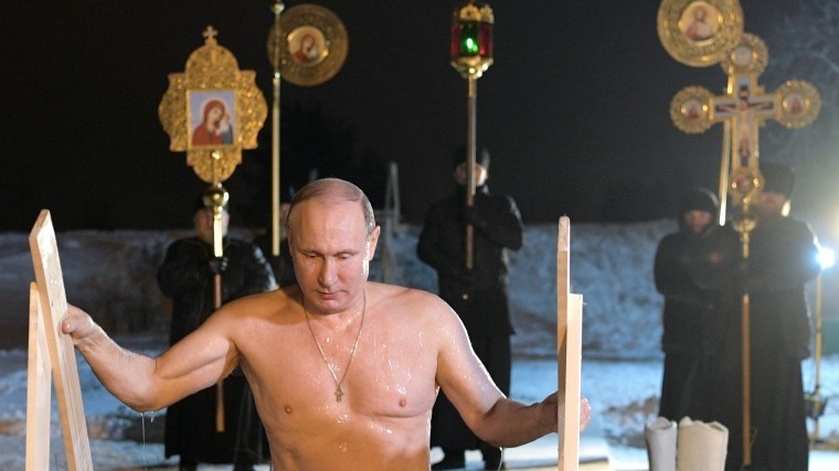 Владимир Путин окунулся в прорубь на Крещение Господне
