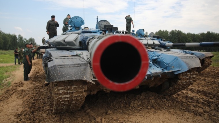 Российские танки Т-72 поучаствовали в военном параде в Лаосе