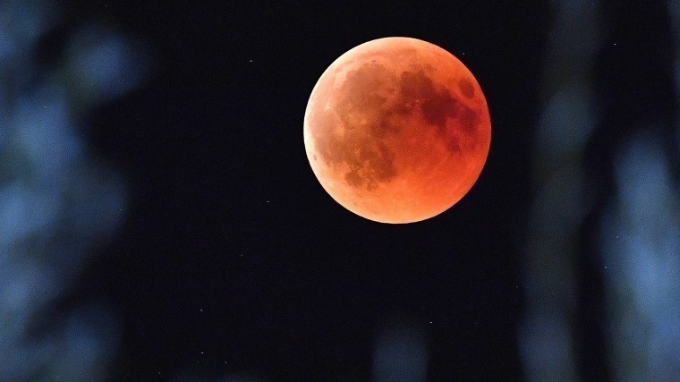 «Кровавое» лунное затмение: Серия фотографий завораживающего космического зрелища