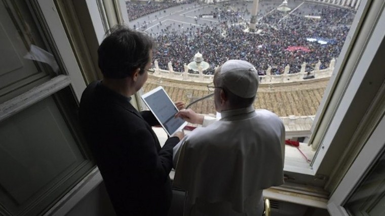 «Кликни и молись» — Папа Римский представил приложение для онлайн-молитв