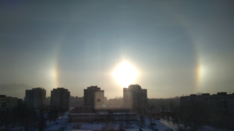 Петербуржцы опубликовали фото редкого гало в небе над Северной столицей