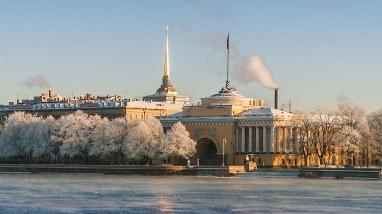 Часы остановились на башне Адмиралтейства в Петербурге