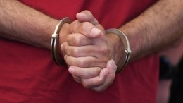 Снять наручники с подозреваемого в хулиганстве петербуржца смогли только с помощью пилы — видео