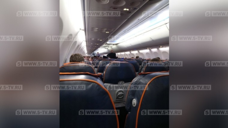 Кадры из салона захваченного самолета рейса Сургут — Москва
