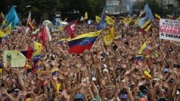 Полиция Каракаса усмиряет демонстрантов, устроивших беспорядки— видео
