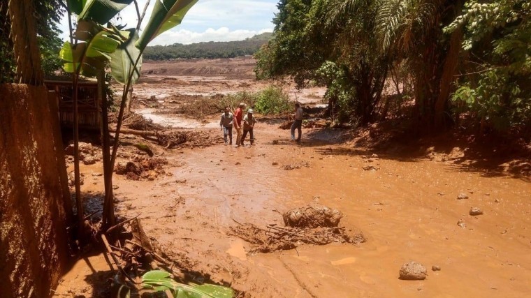 В Бразилии прорвало плотину, есть жертвы — видео