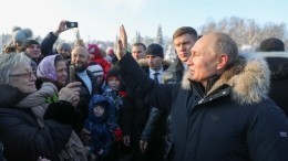 Видео: Путин пообщался с петербуржцами на Пискаревском кладбище