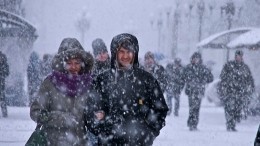 Видео: Сильнейшие снегопады бушуют в российских регионах