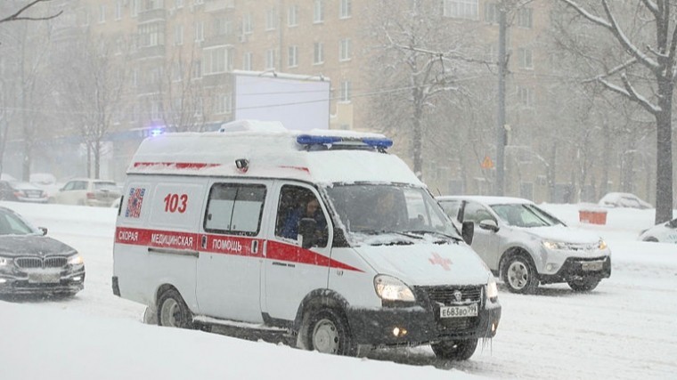 Спрыгнувшая на лед Невы с Володарского моста женщина скончалась