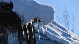 Крыши сразу двух домов обрушились под тяжестью снега в Волгоградской области