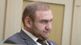 Сенатор Арашуков пытался покинуть здание Совфеда, но был задержан в коридоре