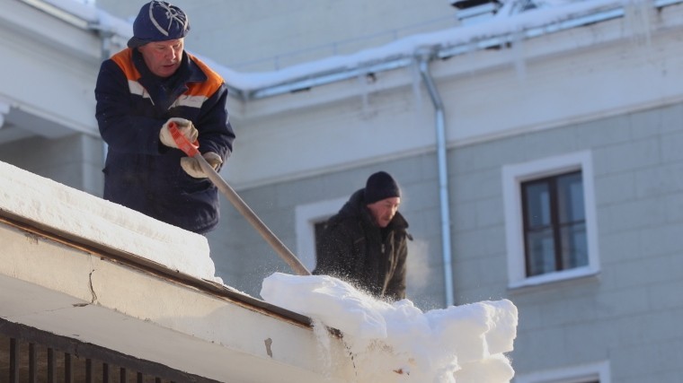 Коммунальный лайфхак из Петербурга: Матрас защищает автомобиль от летящих сосулек