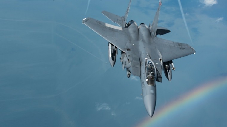 «Тапком ему по лбу» — соцсети отреагировали на бегство истребителя НАТО