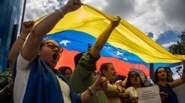 Захарова: США пытаются продавить свое решение кризиса в Венесуэле