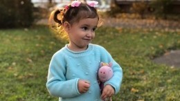 Двухлетняя дочь Прилучного ждет его вечером у окна на подоконнике