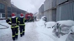 Видео: Склады площадью в пять тысяч квадратных метров полыхают в Киеве