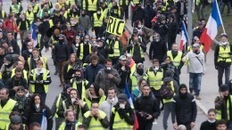 Неугомонные «желтые жилеты» выходят на улицы Франции 12-ю субботу подряд