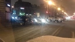 Видео: Автомобиль врезался в дом в Петербурге после столкновения с такси