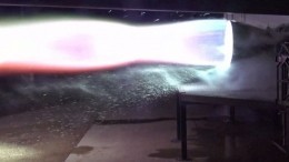 Видео: первые огневые испытания двигателя для космического корабля Илона Маска