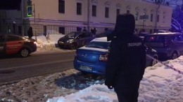 Глыба льда, упавшая с крыши, убила студента в Петербурге — видео