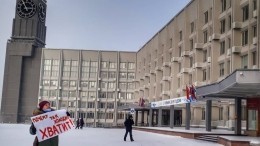 «Хватит!» Житель Красноярска вышел на акцию против 40-градусного мороза