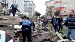 Многоэтажное здание обрушилось в Стамбуле — видео