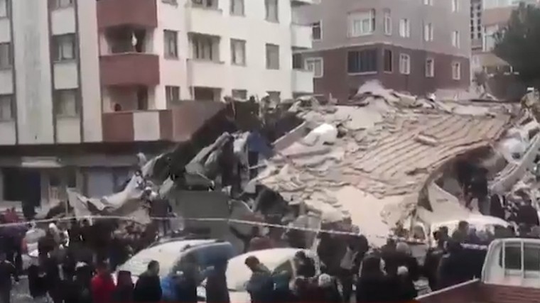 Момент обрушения многоэтажного здания в Стамбуле попал на видео