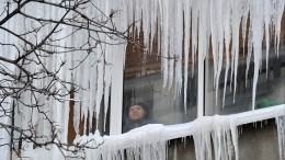 Фото: Сосульку, высотой с семиэтажный дом, обнаружили в Петербурге