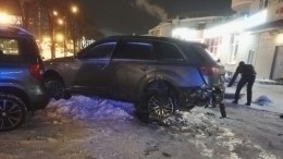 Взорвавшееся колесо Audi выбило окно на шестом этаже в Петербурге