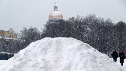 Сугробы-рекордсмены: Высота снежного покрова в Петербурге достигла полуметра