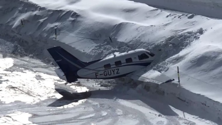 Самолет врезался в сугроб при посадке в Куршевеле — видео
