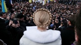 Неизвестные бросили дымовые шашки в толпу на митинге Юлии Тимошенко — видео
