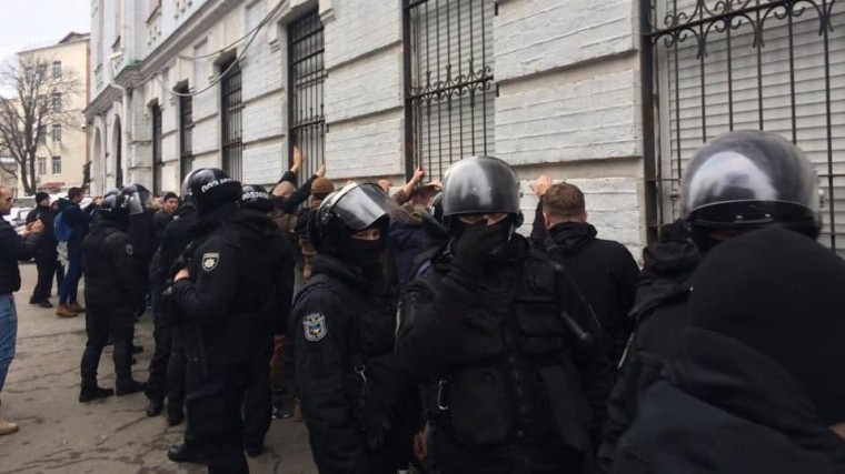 В Киеве совершена попытка штурма управления полиции