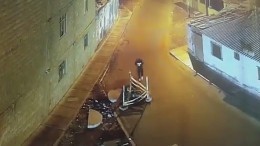 Видео: Перуанец рухнул в канализацию, засмотревшись в телефон