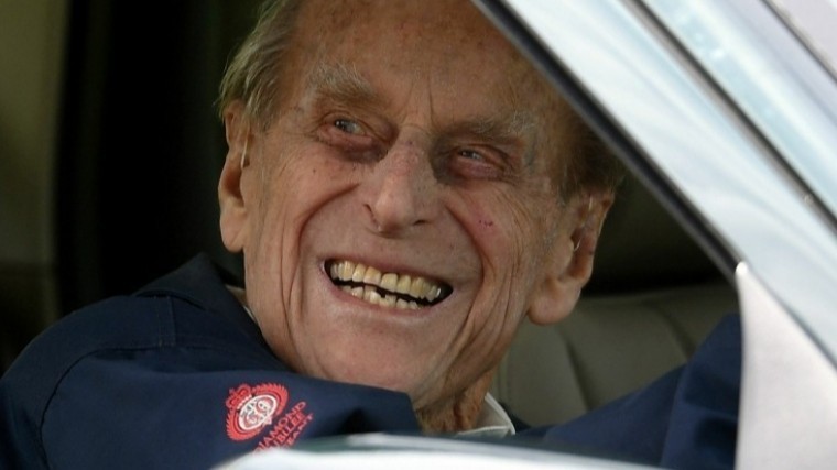 Принц Филипп в 97 лет отказался от водительских прав