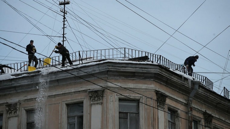 Борьбу с наледью на крышах назвали задачей номер один в Петербурге