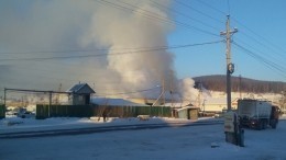 Видео: В Иркутской области горит лесоперерабатывающее предприятие