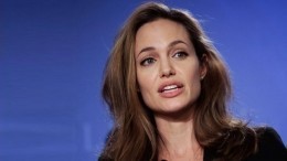 Звезда в шоке: Джоли ошарашена визитом Питта на юбилей к Энистон