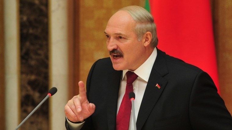 Лукашенко пообещал доставлять в Россию только качественную водку и закуску