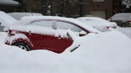 Видео: Сугробы почти по крышу — Норильск буквально утопает в снегу