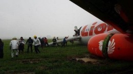 Видео: Самолет едва не разбился в Индонезии после приземления в сильный шторм