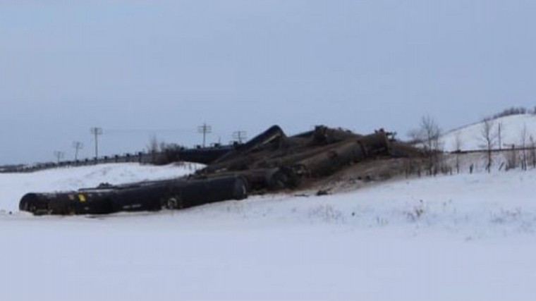 Товарный поезд с нефтью сошел с рельсов в Канаде — фото