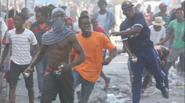 Жители Гаити выступают против США и призывают на помощь Россию